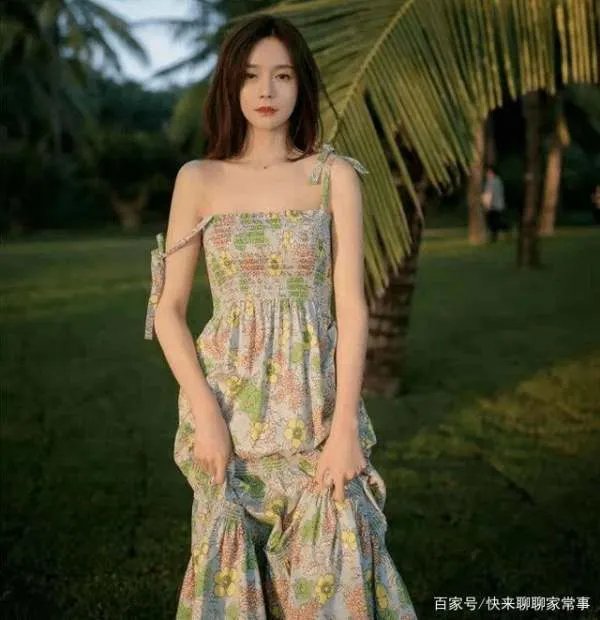 沈梦辰穿吊带裙拍大片,肩带滑落不慌不忙意外拍出国际大片,你怎么看?