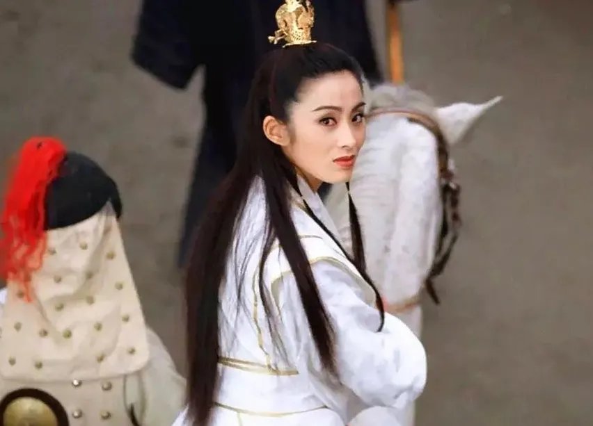 女扮男装唐嫣、鞠婧祎被吐槽, 哪些女星让人惊艳?