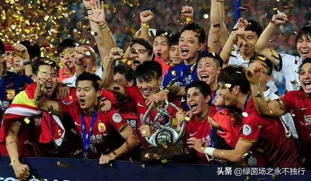 “恒大拿再多冠军有啥用?中国足球也上不去啊”!恒大在这时候出现是走了好运还是霉运?
