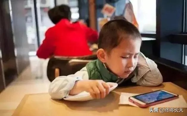 河北一高中在线教育,要求学生穿校服,做早操,与平是在学校规则制度相同,各位怎么看?
