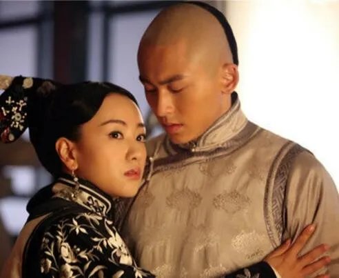 《宫锁连城》张哲瀚杨蓉吻戏曝光 上演小鲜肉痴恋女神戏码