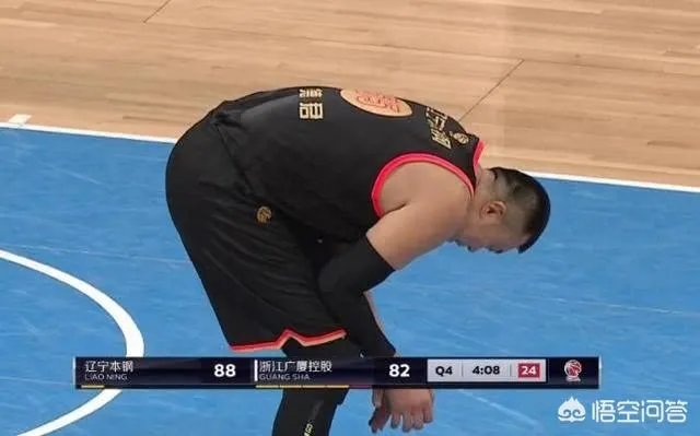 对阵广厦一战,致韩德君受伤的扣篮是右手扣的,为什么却左手受伤?当时什么情况?