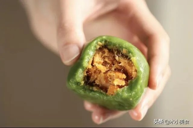 外面有一层薄皮、里面有夹心,然后两边还有肉松的一种面包,是什么面包呢?怎么做比较好吃,特别想吃?