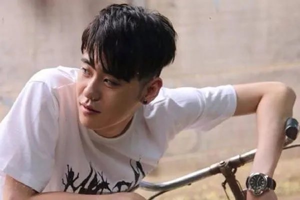 张云雷分享自己已做完近视手术照,他的相声功力如何?