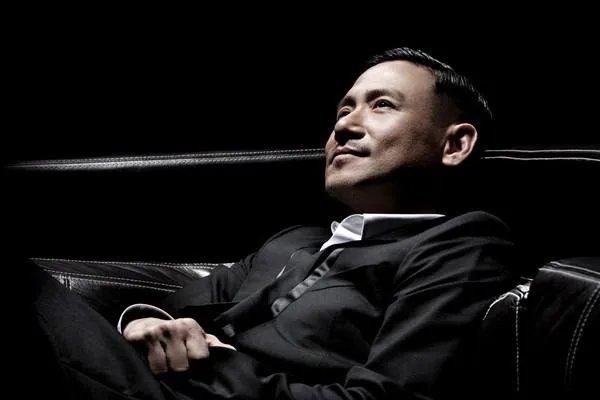丁当在演唱会上的舞台上跌落,之前还有哪些歌手不慎从舞台跌落?