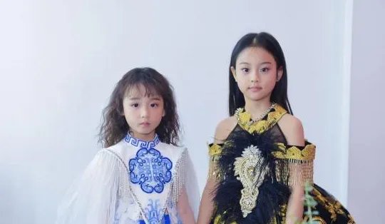 8岁甜馨长大啦!化浓妆穿着时尚T台走秀,你觉甜馨气场更像谁?