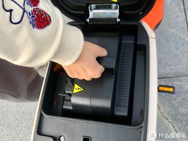 长续航+新配色!新国标下的明智之选,雅迪新款DE2电动自行车