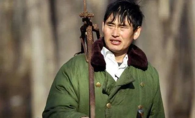 如何看待大衣哥朱之文家门被村民踹开?
