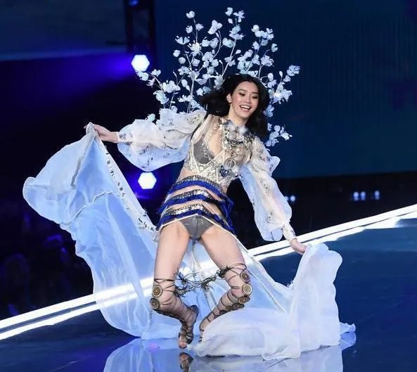 你怎么看待2017维密秀现场奚梦瑶踩到翅膀摔倒在舞台 ?