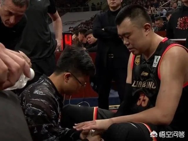 对阵广厦一战,致韩德君受伤的扣篮是右手扣的,为什么却左手受伤?当时什么情况?