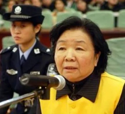 “三鹿”董事长田文华,毁掉上万名婴儿,如今却已获三次减刑,你怎么看?