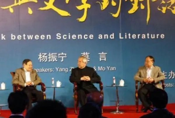 莫言曾经送给杨振宁一句什么样的话，让他珍藏在书房多年？