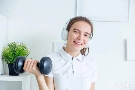河北一高中在线教育,要求学生穿校服,做早操,与平是在学校规则制度相同,各位怎么看?