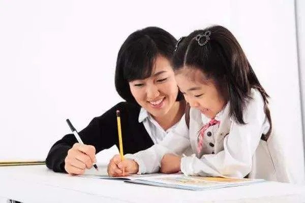 孩子不慎跌落电动车被家长踹倒,家长是怎么想的?