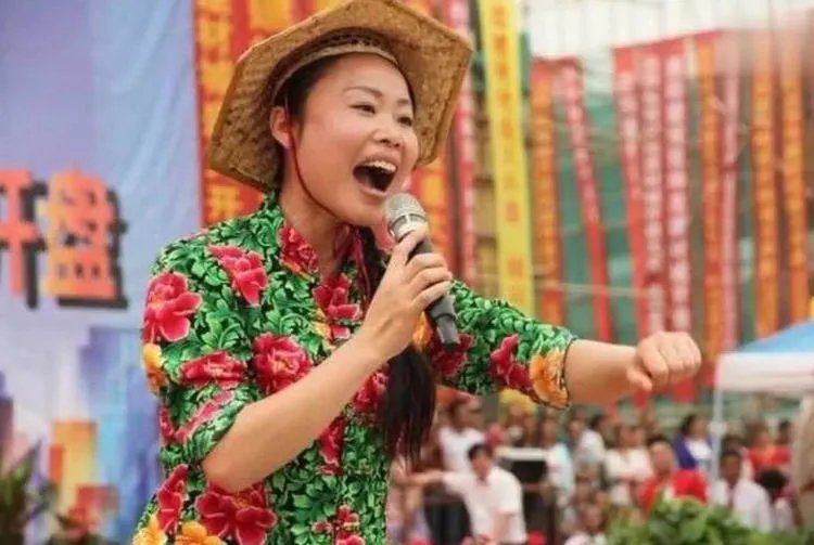 草帽姐的两件事颠覆了我们对她的认知!