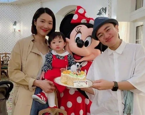 李亚男晒近照，4岁女儿身高到王祖蓝半腰，你怎么看？