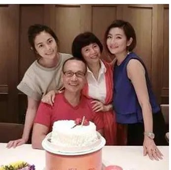 Selina当年离婚的真相是什么?