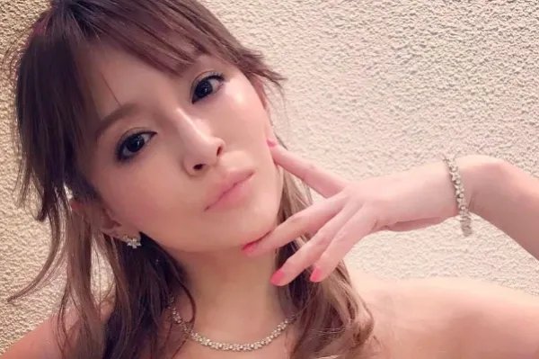 滨崎步生子，孩子生父成迷，这个神秘男子究竟是谁？