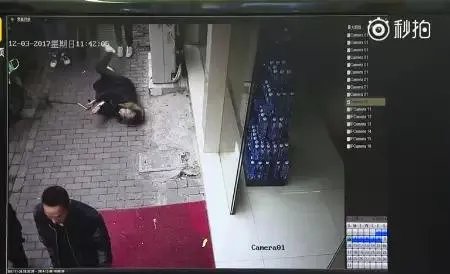 3名中学生扶起摔倒老人,自称被讹10万元,你怎么看?