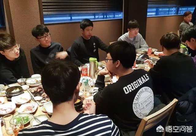 SKT举办老队员送别会,看到照片后,网友评价“李哥笑的很真实”,你怎么看?