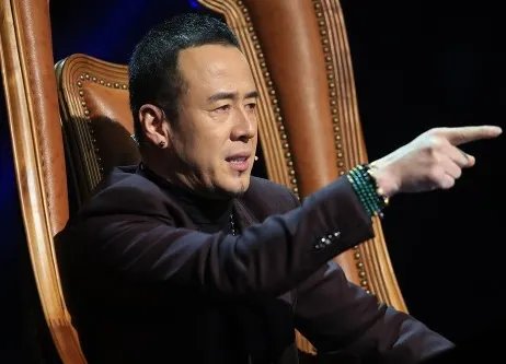 49岁的杨坤为何突然不红了，从音乐前辈到街头卖场，为什么越混越差？
