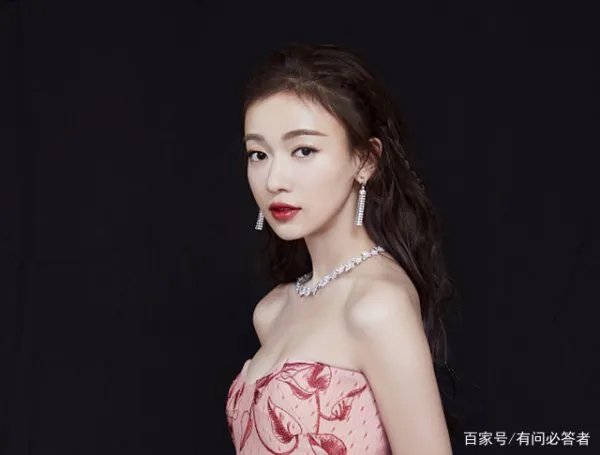 看到谭松韵,吴谨言是否因为拒演《锦衣之下》而感到后悔?