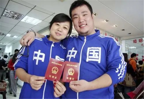 结婚证照片穿什么衣服好看  拍结婚证照片注意事项