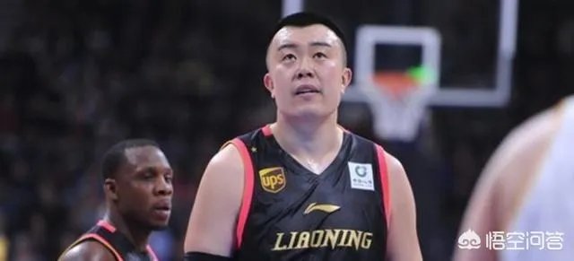 对阵广厦一战,致韩德君受伤的扣篮是右手扣的,为什么却左手受伤?当时什么情况?