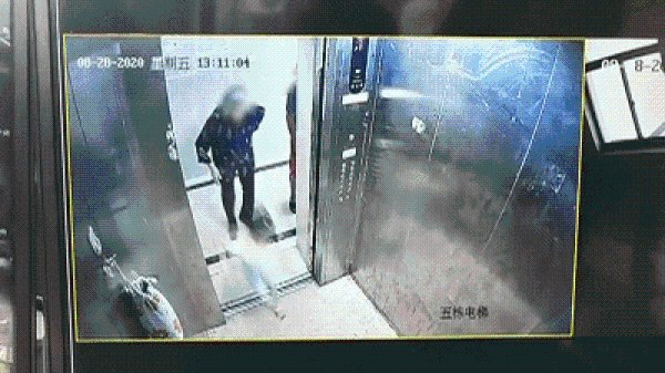 女童滞留电梯找家长时坠亡,小孩为何会独自滞留在电梯内?