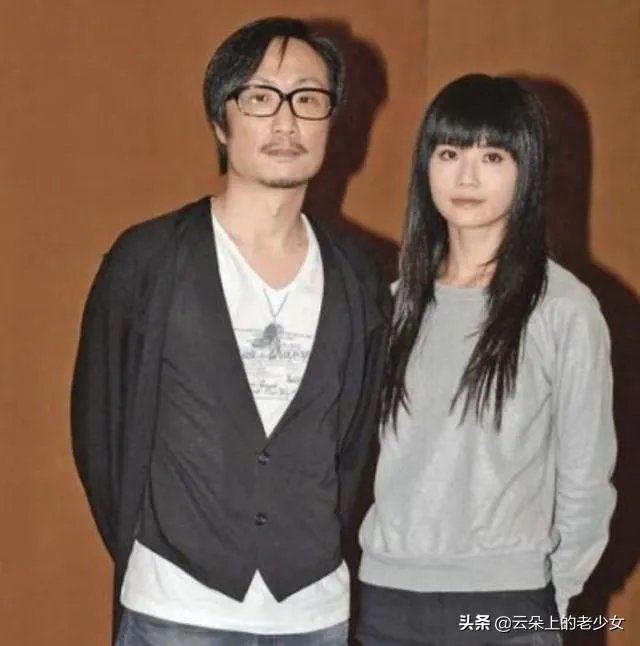 如何看待明星承认恋情的同时宣布分手?