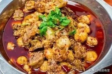 对于厨师向炒菜锅吐口水这件事你怎么看?