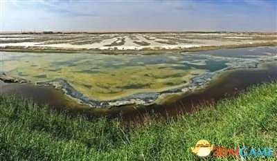 沙漠之殇:内蒙古腾格里沙漠腹地惊现巨型排污池