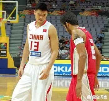 当年在天津世锦赛上,哈达迪为什么会做“摊手”动作侮辱易建联?当时发生了什么事?