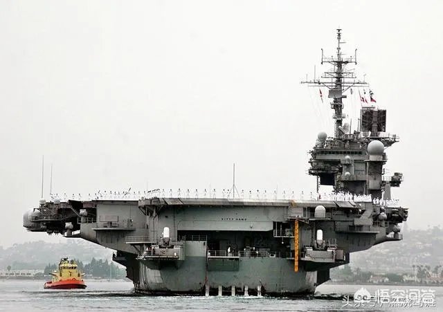 如果福特号核动力航母停在海上就被打,什么方法都行,要多久可以打沉?