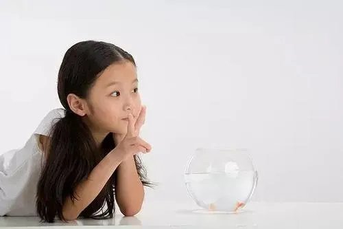 孩子不慎跌落电动车被家长踹倒，家长是怎么想的？