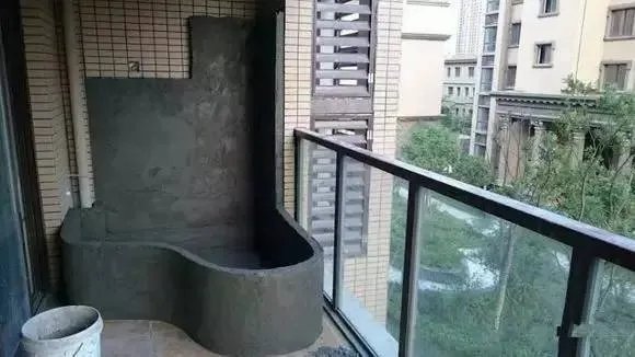 舒城网友在自家阳台上改建鱼池，效果真拉风！惊呆了！