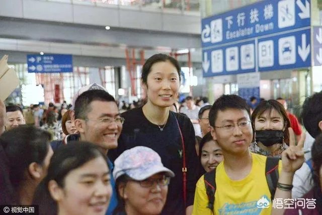 朱婷回国大场面:几百人接机,50万人看直播,央视在机场直接采访。你怎么看?