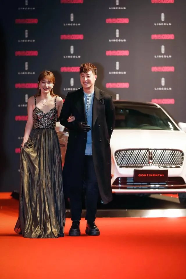 怎么看待吴昕潘玮柏在2017COSMO美丽时尚盛典走红毯?