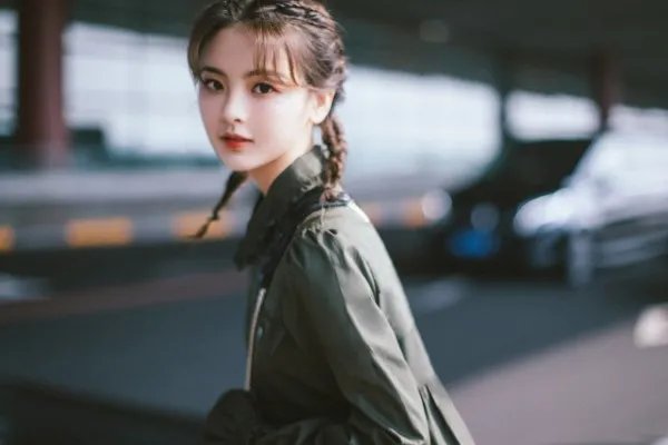 杨超越巴黎时装周身穿巫女装，甜美的她能穿出很飒的感觉吗？