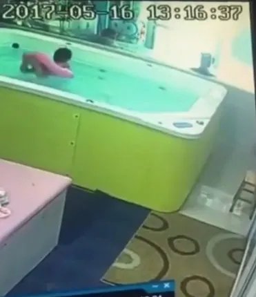 幼儿游泳溺水挣扎后如何了？