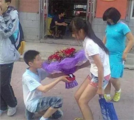 在校早恋遭开除 学生早恋该如何教育？