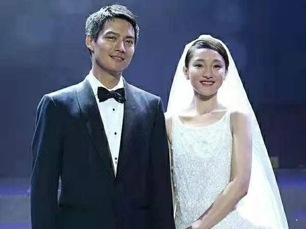 周迅与友人聚餐被拍,同行者有绯闻男友,他们是如何相识的?