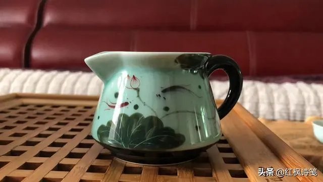 办公室吃酸辣粉被罚款,网友却觉得一点都不委屈,应限制用餐吗?