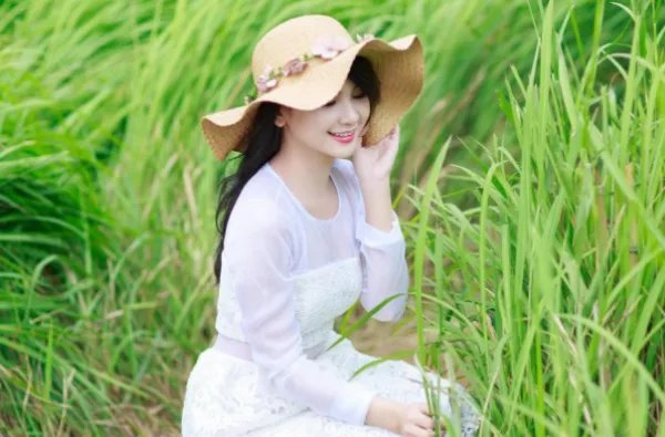 女朋友因为我买不起名牌包包，看不起我怎么办？