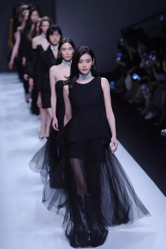 你怎么看待2017维密秀现场奚梦瑶踩到翅膀摔倒在舞台 ?