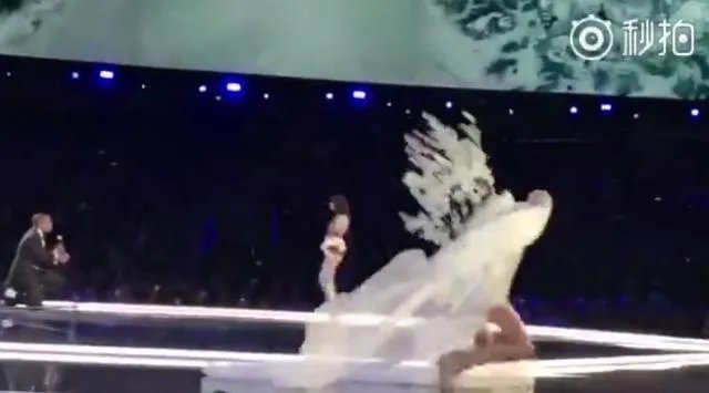 你怎么看待2017维密秀现场奚梦瑶踩到翅膀摔倒在舞台 ?
