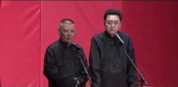 郭德纲给女粉丝送冰糖葫芦花，他是一个很宠粉的人吗？