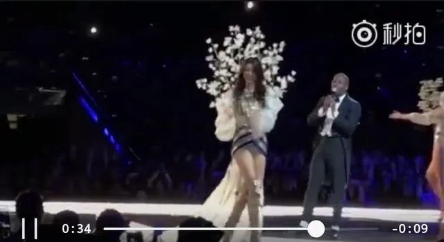 怎么看待奚梦瑶维密秀摔倒以及她的微博回应?