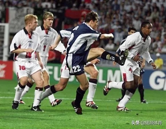 罗伯特卡洛斯也很好,为什么别人多称贝克汉姆、贝隆为任意球大师?