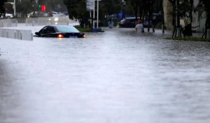 中央气象台连发27天暴雨预警,这一次的降雨量有多罕见?